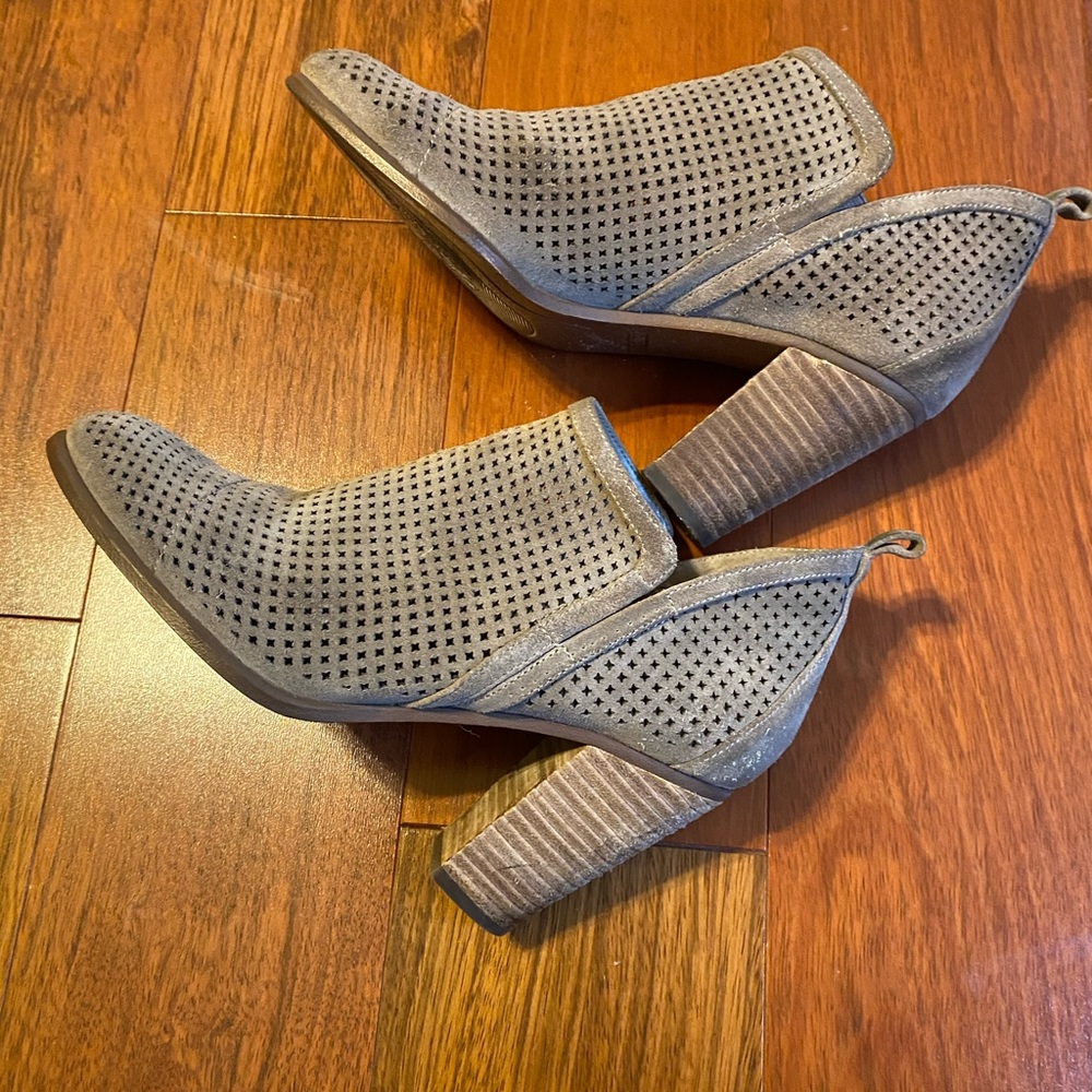 Vince Camuto Sz 8 M Fyarino Taupe booties